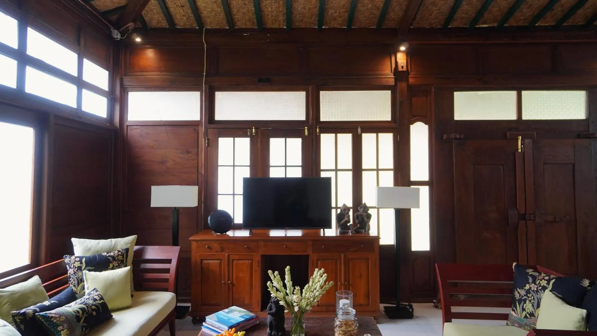 Oemah Djoglo Kerobokan Villa